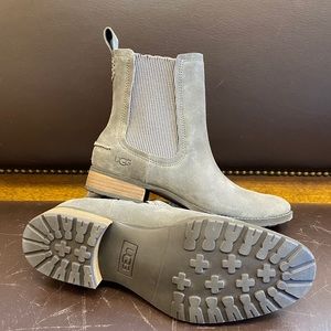 UGG Hillhurst leather Chelsea boot new in Box